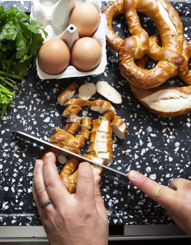 Jonas Kaufmann kocht Bayerischer Schweinsbraten mit Brezenknödel