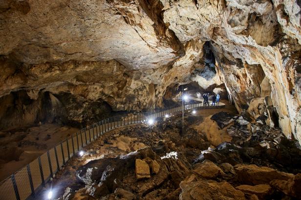 Ein Weg durch eine Höhle.