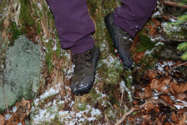 freizeit-Redakteurin Marianne Lampl testet die Barfußschuhe "Tracker Winter II SG Womens" von Vivabarefoot in den niederösterreichischen Kalkalpen