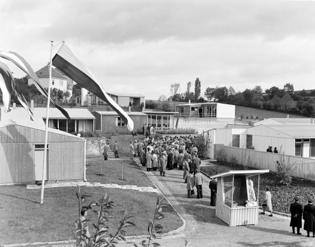 Eröffnung einer Wohnsiedlung mit niedrigen Häusern in den 1950ern in Wien