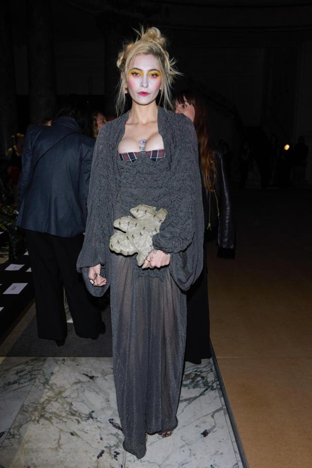 Paris Jackson im Look von Vivienne Westwood