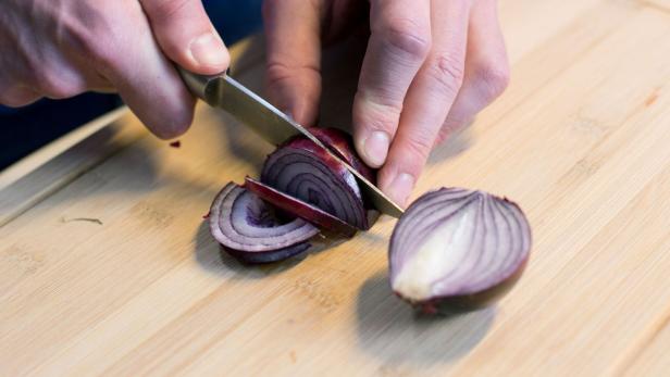 Unerlässlich beim Zwiebelschneiden ist ein sehr scharfes Messer