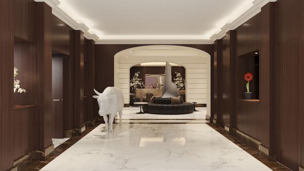 Ein Hotelflur mit einer weißen Kuhskulptur und einem Sitzbereich im Hintergrund.