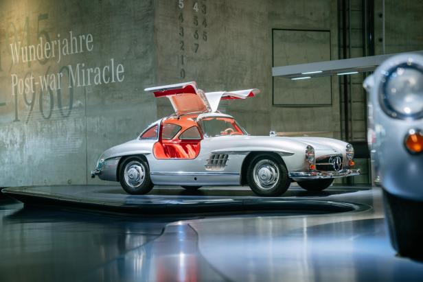 Man sieht ein altes Modell eines silbernen Mercedes im Mercedes-Benz Museum