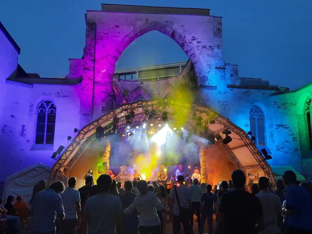 St. Katharina-Kirche als Konzert-Location mit bunten Lichtern