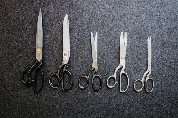 Scheren liegen schön aufgereiht nebeneinander