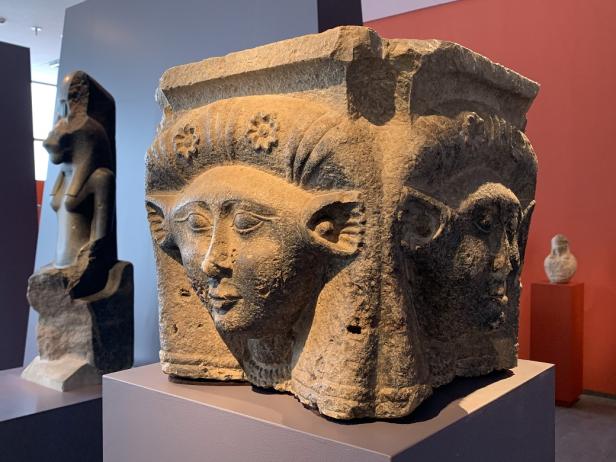 Eine historische Skulptur, ausgestellt in einem Museum. 