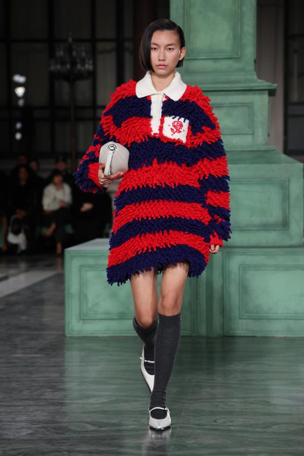 Model mit einem Rugby-Kleid mit Fransen für Kent & Curwen Model mit einem Rugby-Kleid mit Fransen