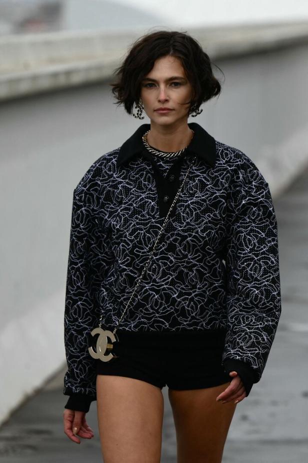 So interpretiert Chanel das Rugby-Shirt neu