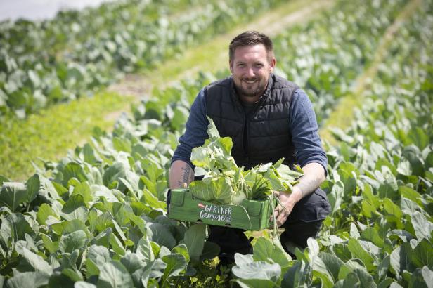 Florian Mössinger ist Kohlrabispezialist und führt seinen Betrieb im Marchfeld in 3. Generation Florian Mössinger ist Kohlrabispezialist und führt seinen Betrieb im Marchfeld in 3. Generation