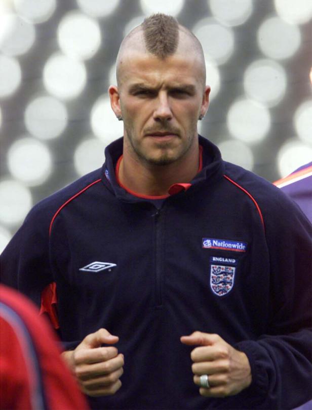 ENGLAND CAPTAIN DAVID BECKHAM WARMS UP BEFORE TRAINING AT PRIDE PARK. ENGLAND CAPTAIN DAVID BECKHAM WARMS UP BEFORE TRAINING AT PRIDE PARK.