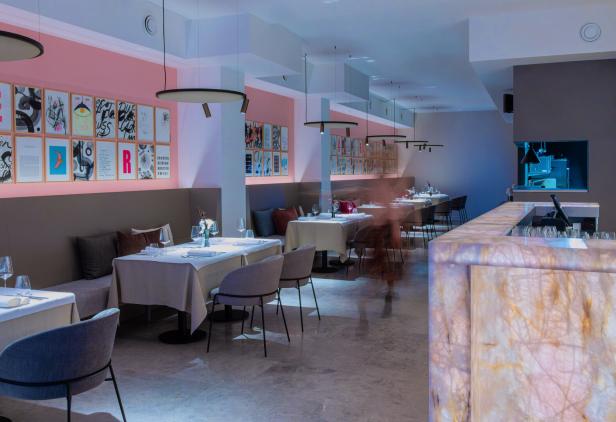 Einladender Innenraum des Restaurants „Salz und Pfeffer_Wöber“ mit gedeckten Tischen.