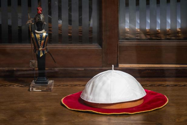 TOPSHOT-VATICAN-RELIGION-POPE-TAILOR TOPSHOT-VATICAN-RELIGION-POPE-TAILOR