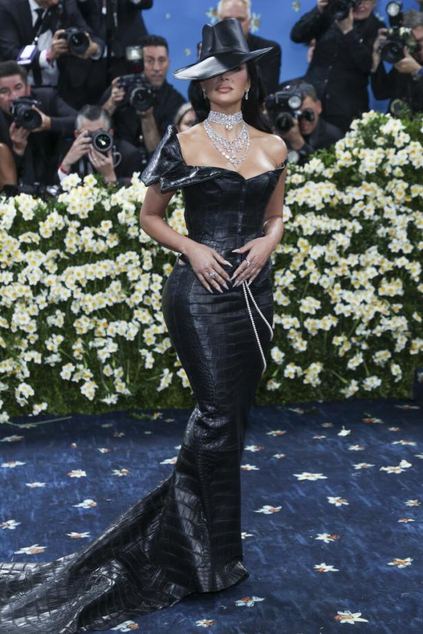 Kim Kardashian posiert bei der MET Gala 2025 in New York
