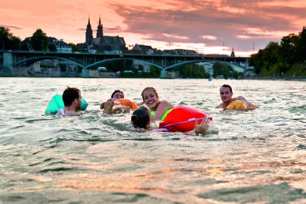 Rheinschwimmen in Basel 46-214837051