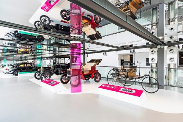 Autostadt Zeithaus: Austellung Beziehungskisten Museumsausstellung mit historischen Autos und Motorrädern, darunter der Benz Patent-Motorwagen und das Ford T-Modell.