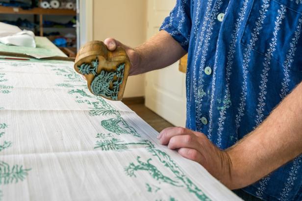 Einbecker Blaudruck In der Einbecker Blaudruck-Färberei demonstriert ein Mann traditionelles Handwerk.