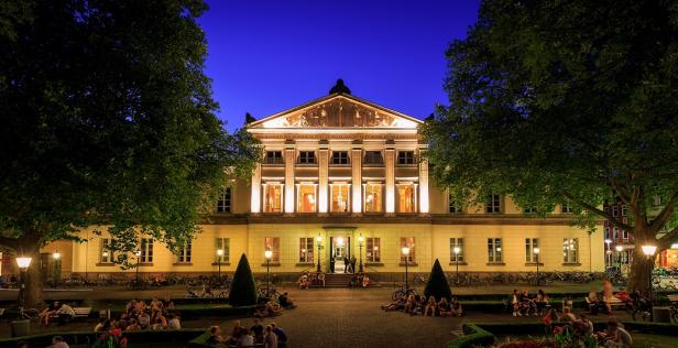 Göttingen: Aula der Universtität Die Aula der Universität Göttingen am Wilhelmsplatz in abendlicher Stimmung.