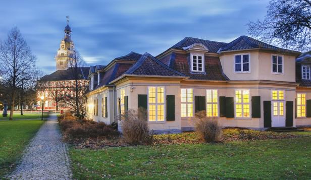 Lessinghaus und Schloss Lessinghaus und Schloss: imposante Gebäude, dahinter befindet sich ein markanter Uhrturm.