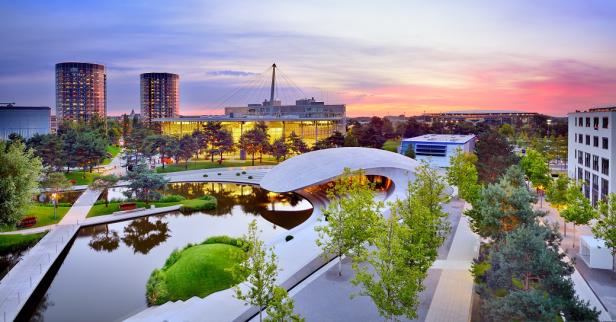 Autostadt in Wolfsburg Stadtansicht mit Fluss und Brücke bei Sonnenuntergang, gelegen zwischen Wolfsburg und Volkswagenwerk.