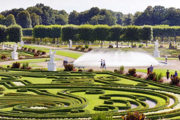 Großzügiger Garten mit einem Brunnen, eingebettet in malerische Landschaftsgärten, ein attraktives Ausflugsziel.