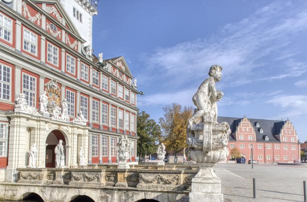 Das Schloss Wolfenbüttel, ein rotes Gebäude mit Statuen davor, zeigt beeindruckende Renaissancearchitektur in Niedersachsen.