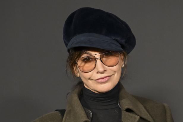 Schauspielerin Gina Gershon mit einer Schiebermütze