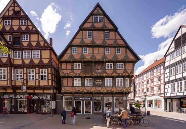Das Hoppener Haus in der Poststraße in Celle mit blauem Himmel.