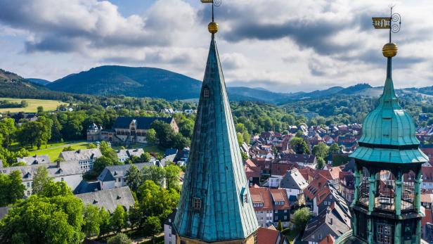 Goslar Blick von der Kirchturmspitze auf die Stadt Goslar, mit historischen Gebäuden und grüner Landschaft im Hintergrund.