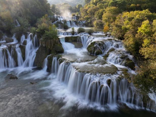 Wasser fällt auf mehreren Stufen hinab 