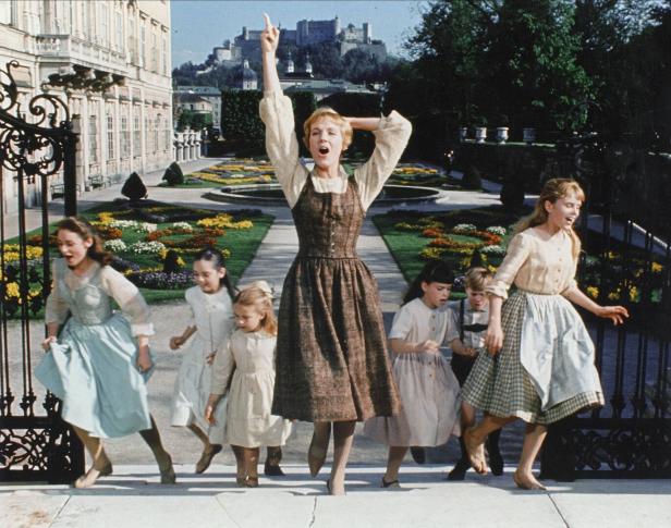 Julie Andrews & Children Characters: Maria & Film: The Sound Of Music (USA 1965) / Location: Salzburg Director: Robert W