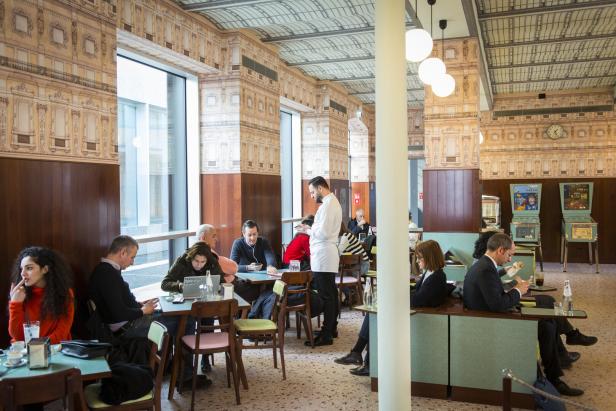 Bar Luce in der Fondazione Prada 46-215236687
