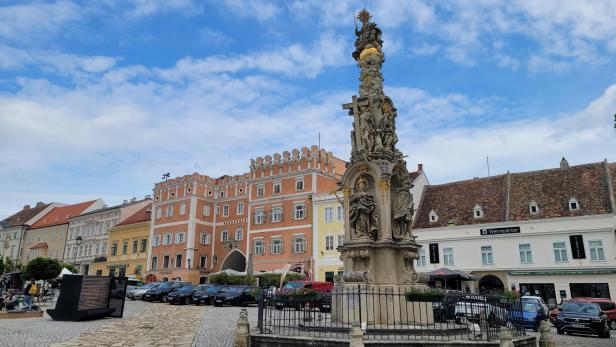 Ein Marktplatz mit einer Statue 