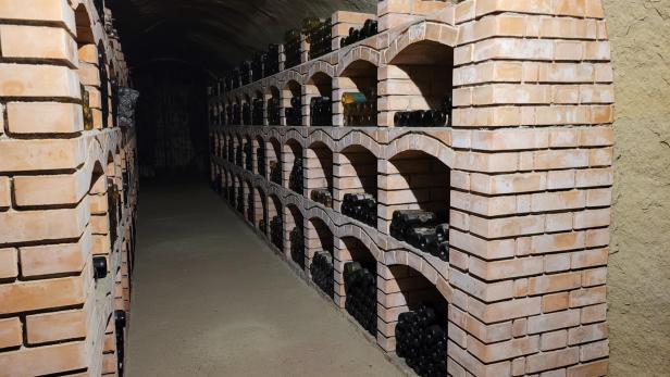 Weinregale gefüllt mit Weinflaschen in einem Weinkeller 