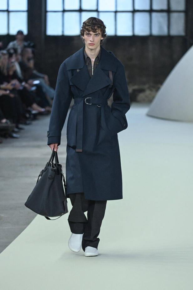 MFW - Tods Runway A model walks the runway of Todís fashion show during Milan Fashion Week Womenís collections - Spring/ MFW - Tods Runway A model walks the runway of Todís fashion show during Milan Fashion Week Womenís collections - Spring/