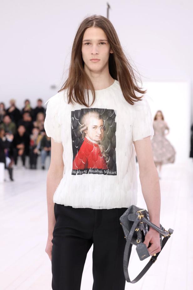 Loewe: Runway - Paris Fashion Week - Womenswear Spring-Summer 2025