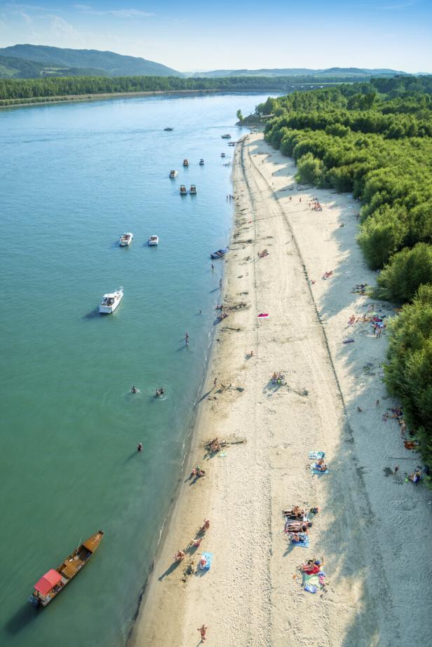 Luftaufnahme vom Donaustrand in Emmersdorf-Luberegg (Wachau) Luftaufnahme vom Donaustrand in Emmersdorf-Luberegg (Wachau): Langer Sandstrand, davor ankern Boote
