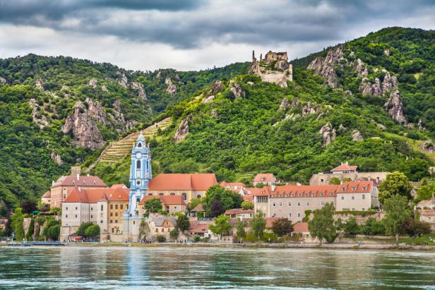Town of Dürnstein with Danube river, Wachau, Austria Dürnstein vom anderen Ufer aus: der schmucke Ort mit Kirche und Ruine