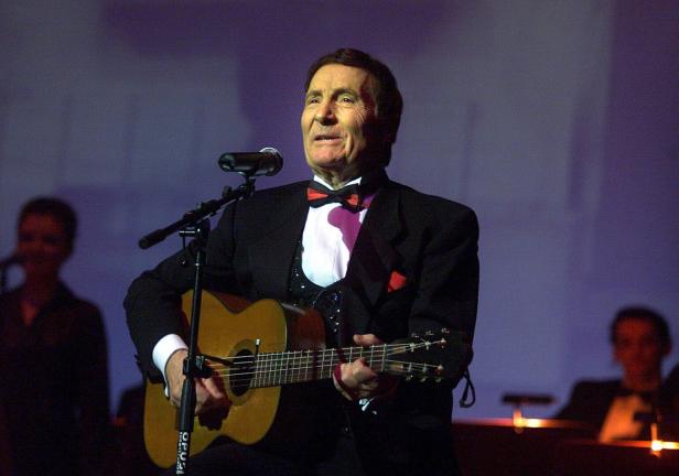 Sänger Freddy Quinn Sänger Freddy Quinn AUS mit Gitarre während eines Auftritts