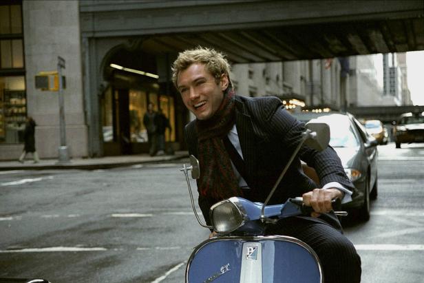Jude Law Characters: Alfie Film: Alfie (UK/USA 2004) Director: Charles Shyer 22 October 2004 PUBLICATIONxINxGERxSUIxAUTx