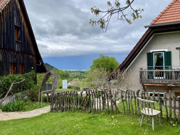Ein Haus und eine Hütte an der schönen Südsteirischen Weinstraße, eingerahmt von einem Holzzaun.