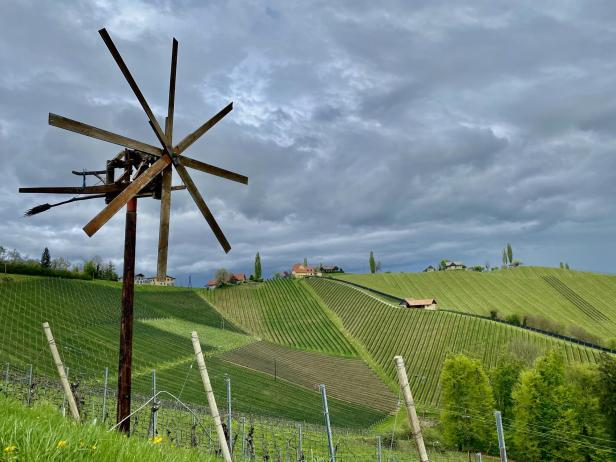 Ein Klapotetz thront auf einem Hügel in der malerischen Südsteiermark