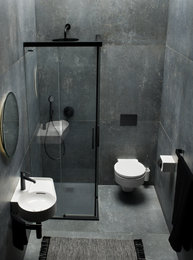 Ein graues Bad mit Dusche, Klo und Waschbecken.