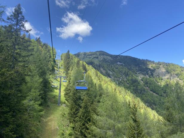 Ein blauer Himmel mit weißen Wolken, die sanft über den Himmel ziehen.