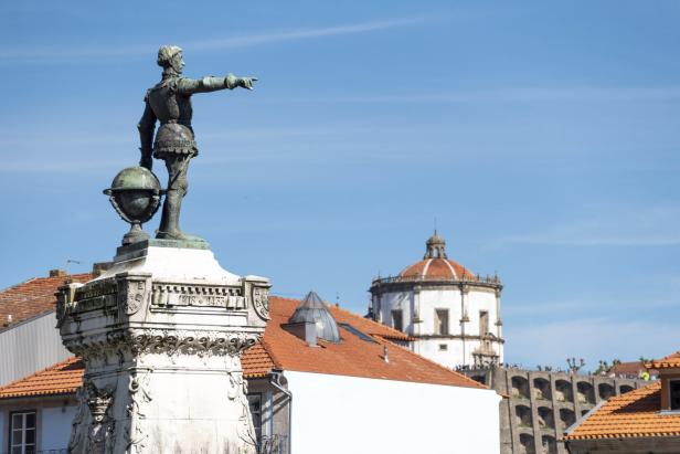 Infante Dom Henrique im kleinen Park im Zentrum Memorial statue of Infante Dom Henrique in front of the Stock Exchange palace in Porto