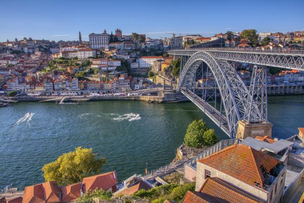 Portos Altstadt und die Brücke Ponte Dom Luís I. Historic center of Porto in Portugal.