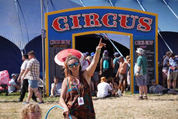 Zirkus auf dem Festival-Gelände 46-215836509