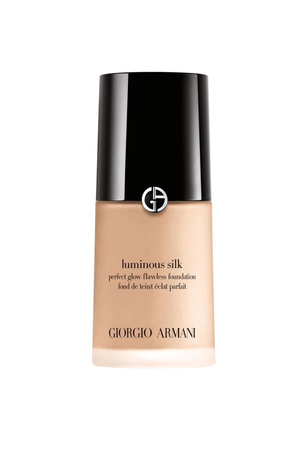 Flasche mit Giorgio Armani Inimitable Liquid Foundation, die für einen gleichmäßigen und strahlenden Teint sorgt.