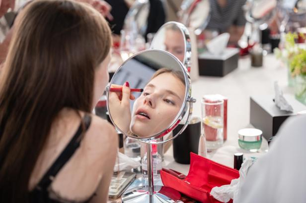 Eine Frau erhält ein professionelles Make-up.