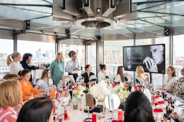 Viele interessierte Frauen bei einem Beauty Workshop.